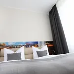 Отель Hoteltow 3*