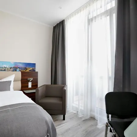 H24 Hoteltow Hotel 3*