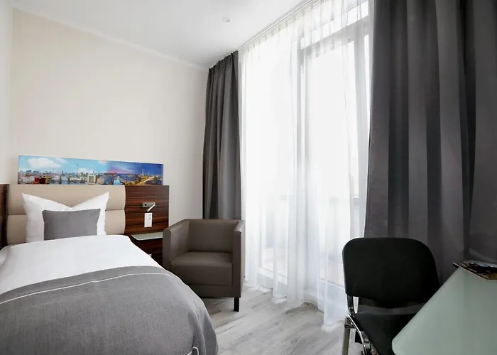 H24 Hoteltow Hotel 3*